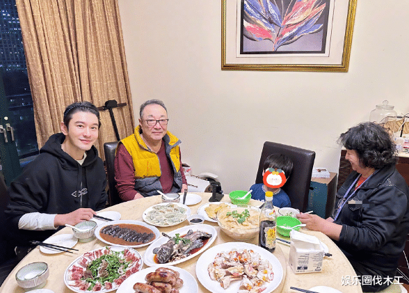张予曦|黄晓带儿陪父母过节,小海绵擀皮互动好有爱,baby独自工作惹人怜