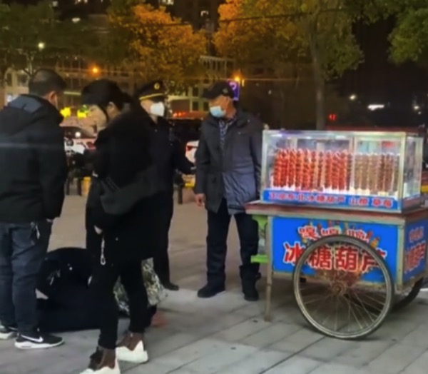 城管下跪劝离卖糖葫芦大爷:比起执法用力过猛,更该反思背后无奈