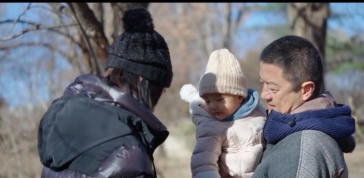 李亚鹏|李亚鹏正式公开二胎女儿正面照，像极妈妈海哈金喜的复制粘贴