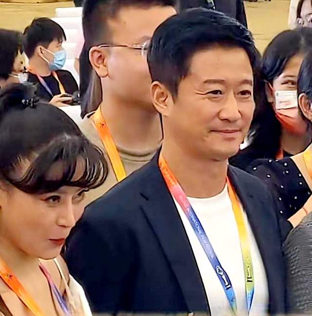 吴京|吴京两次甩开挽他手臂的美女,几乎要将女方抡出去,被赞男人楷模