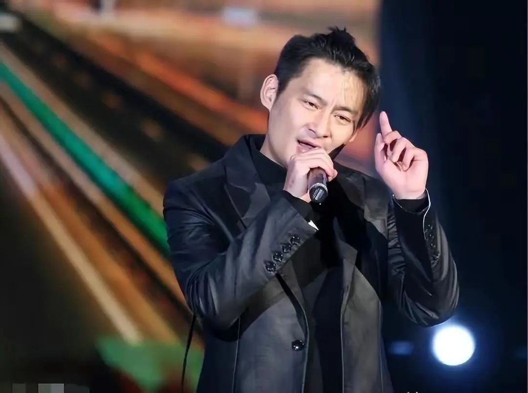 连花清瘟|55岁景岗山路边摊买水果,脸上满皱纹,瘦到认不出