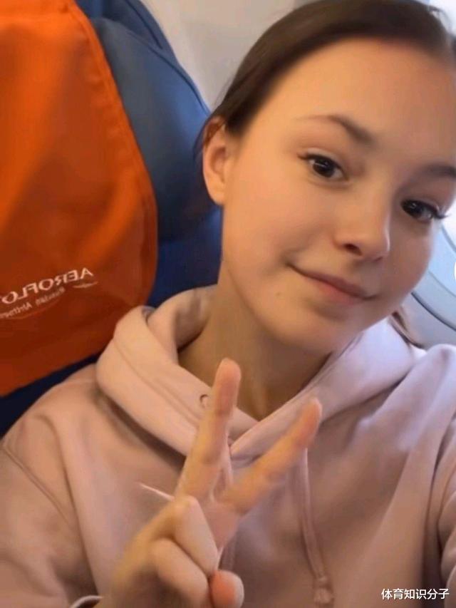 莎莎|好姐妹渐行渐远！千金和2个新伙伴在飞机上玩得嗨，莎莎自己玩