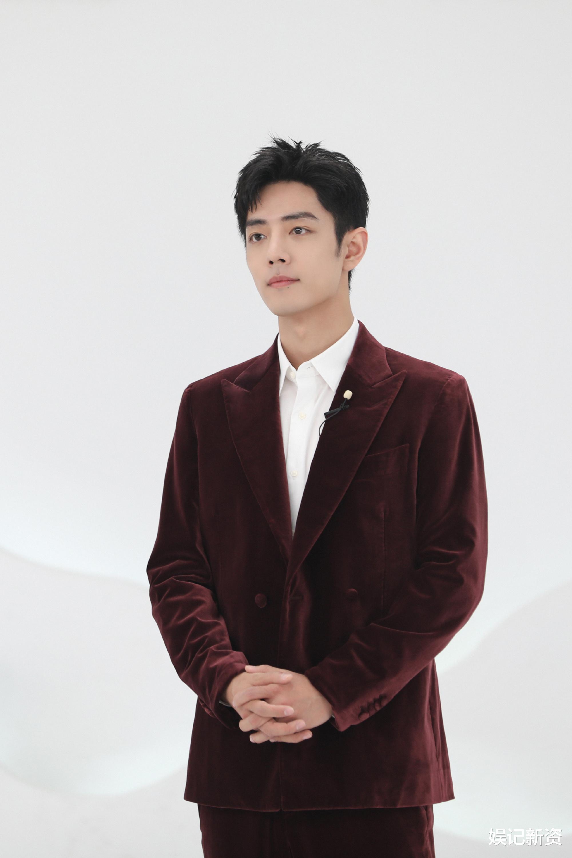 肖战|肖战穿红色西服出席直播，自称“夹娃娃”高手，直播间人数破百万