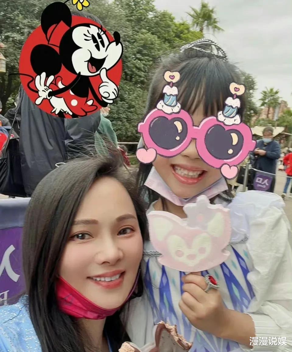 伊能静|伊能静国庆节带女儿游玩迪士尼，小米粒单凭一张照片就知道家教好