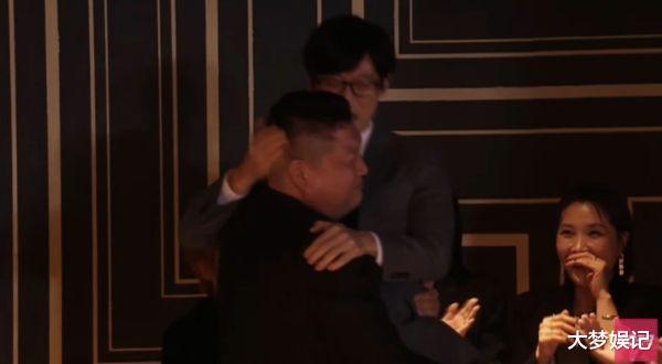 古力娜扎|韩国主持界2大山脉相遇！听到姜虎东得奖，刘在锡上前紧紧抱住他