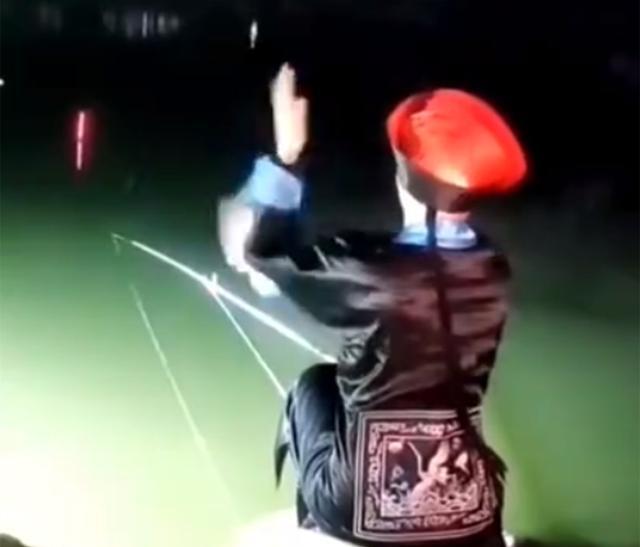 |男子夜钓在河边“撞鬼”,真相让人哭笑不得,网友:踹进河里喂鱼