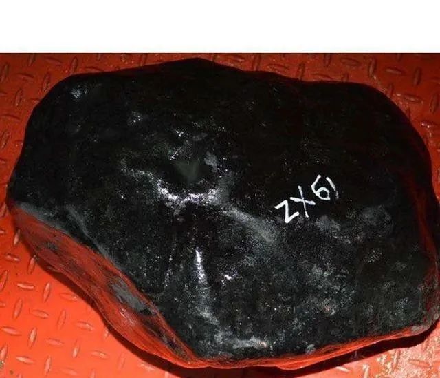 翡翠|翡翠知识科普,不同翡翠场口的黑乌沙皮壳都有什么特征?