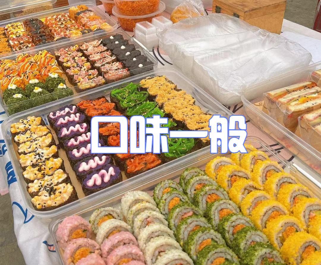 河南女子摆摊卖寿司走红,顾客调侃:味道很一般,但老板娘好看