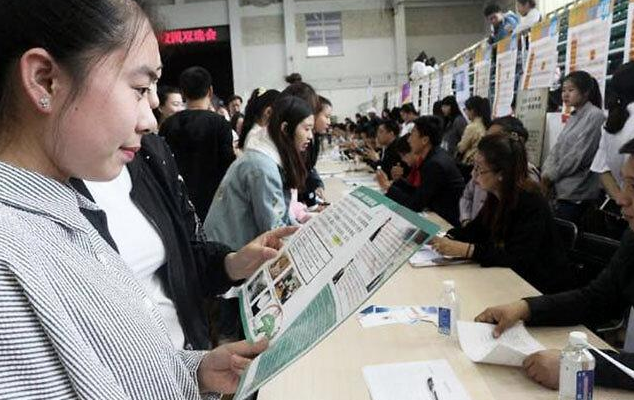 国企|?应届生比“往届生”更容易进国企，面试官给出答案，理由无力反驳