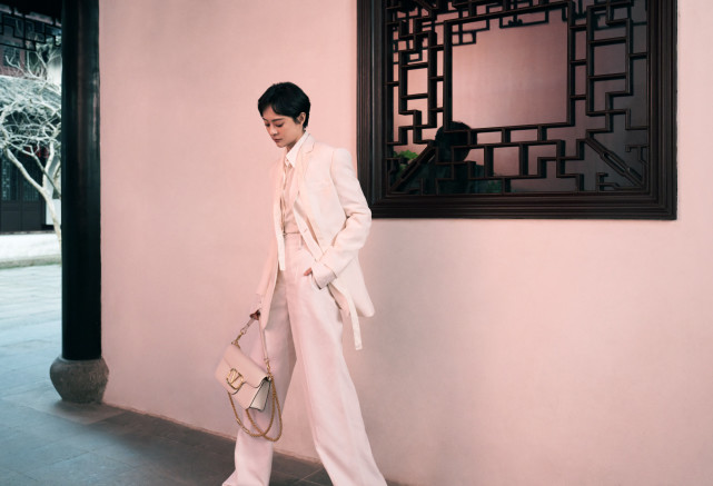 孙俪|孙俪拿高奢霸气回归时尚圈！穿中国红裙大秀小香肩，绝美气质大提升