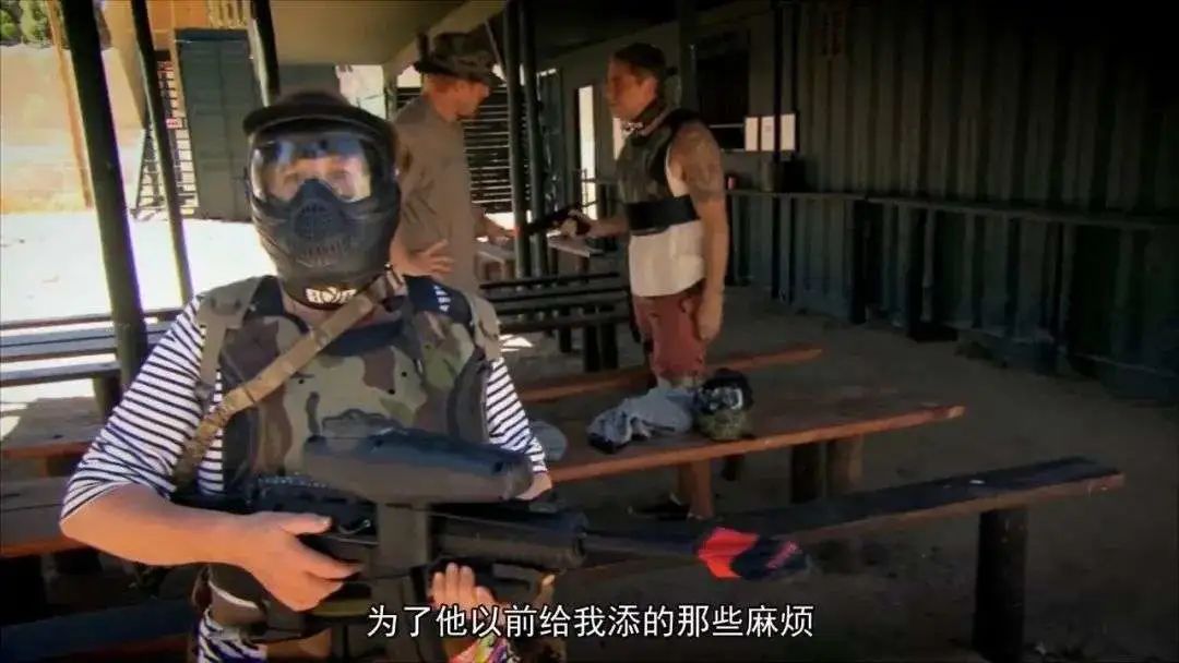 爱尔兰男子带70岁老妈开直升机、摸鳄鱼!惊呆网友:比我强多了…