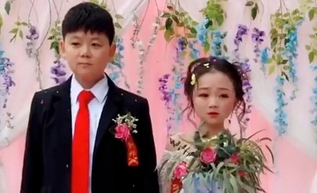 童颜|高颜值“袖珍女”嫁人了，30多岁拥有10岁童颜，父母含泪送嫁