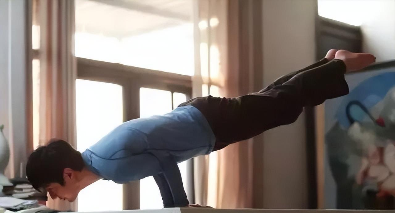 刘芸|刘芸晒热舞视频，庆祝郑钧参加《披哥2》，肤白腿细裙短险走光