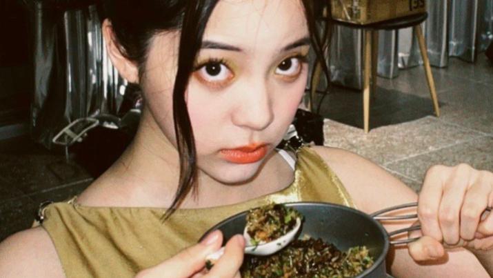 欧阳娜娜|很缺钱？欧阳娜娜再创圈钱方式，在展馆卖炒饭，网友：无孔不入