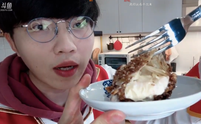 冬奥_北京冬奥|斗鱼柴犬老丸子还原云龙炸虾,弹幕:龙虾被埋了,还上了三炷香