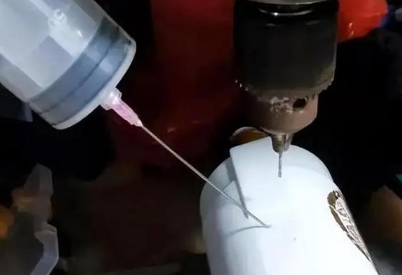 大街上高价收老酒,原来里面竟暗藏“猫腻”,行家:小心中计