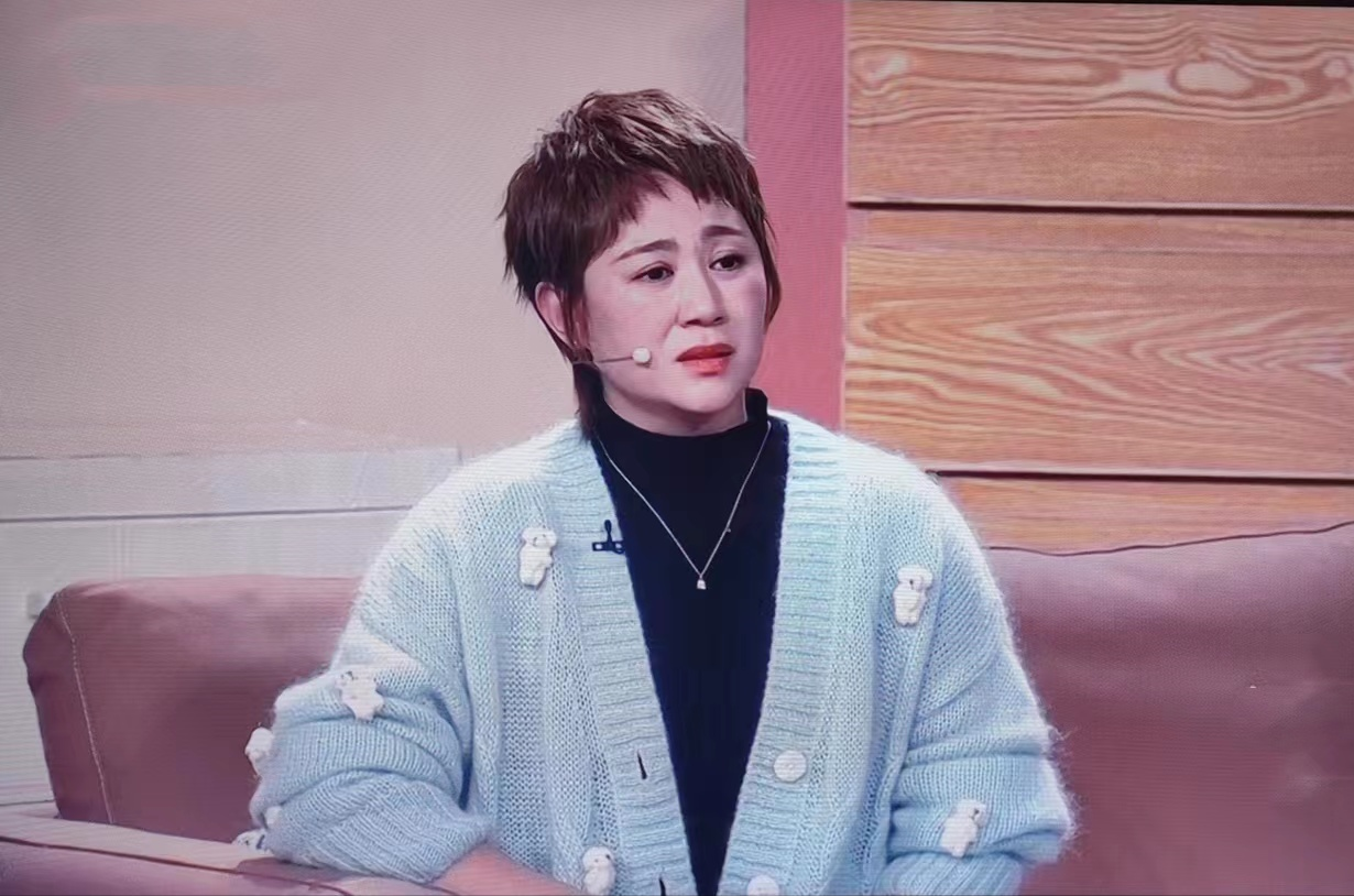 春晚|春晚奇葩出圈合集:马凡舒的敬酒服,张小斐的妆发,谭维维的遮瑕