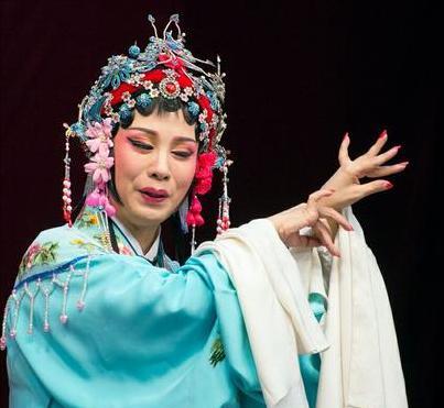 越剧|在越剧电影中,女性视角到男性视角的转变,以及对女性立场的建构