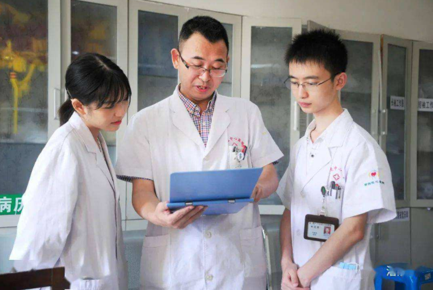 医生|工作后才发现,医生、老师和公务员的差距,真不是工资这么简单