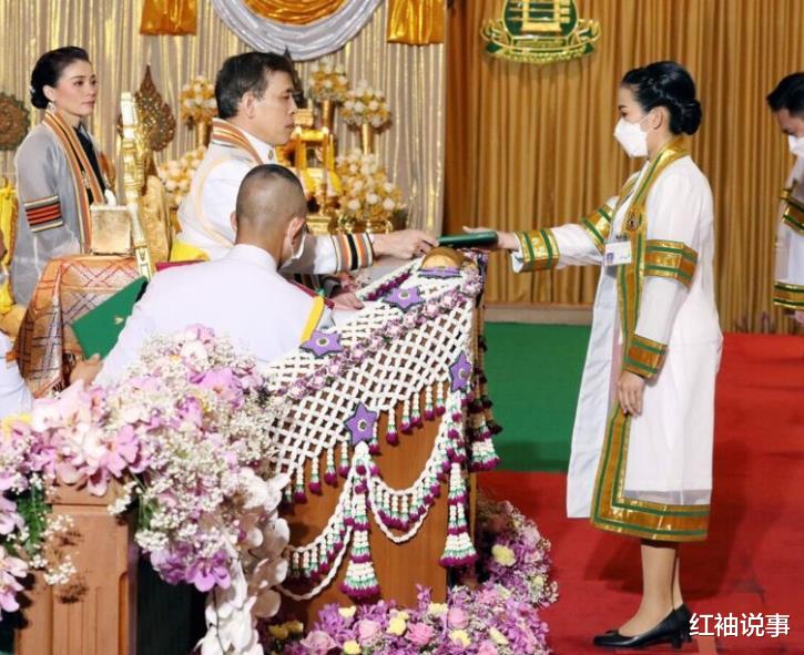 苏提达|?苏提达穿现代装翻车,肩膀前倾身材五五分,跟在泰王身后似小跟班