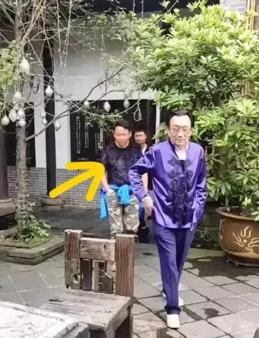 侯耀华|侯耀华这行头在北方叫装裹，他这扣子貌似都是六排的