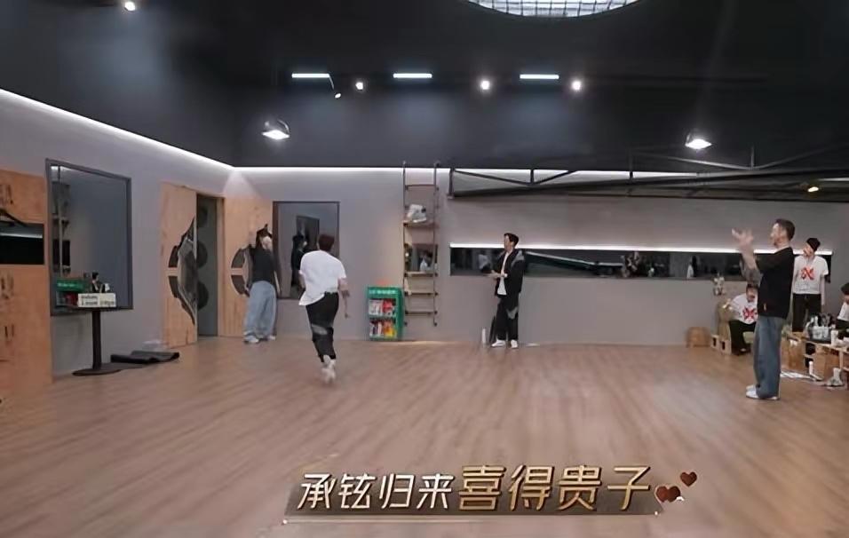 戚薇|戚薇产后首晒近照，身材已恢复到产前状态，住豪华月子中心超幸福