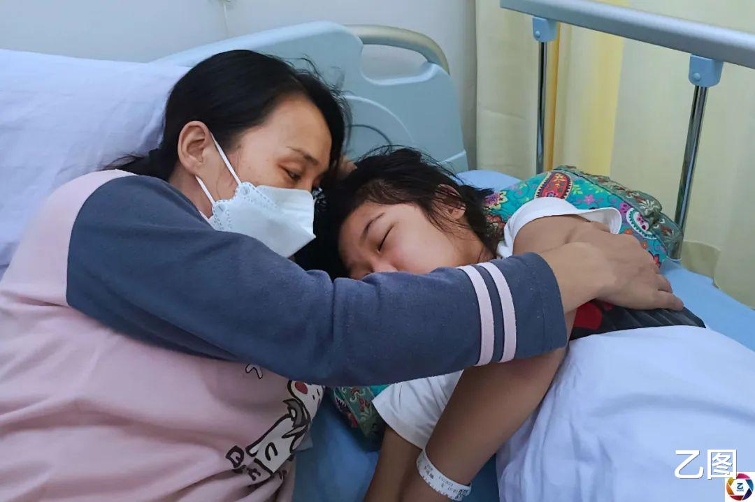 女孩患双重致命疾病,心跳停止父母不放弃,十几分钟后迎来奇迹