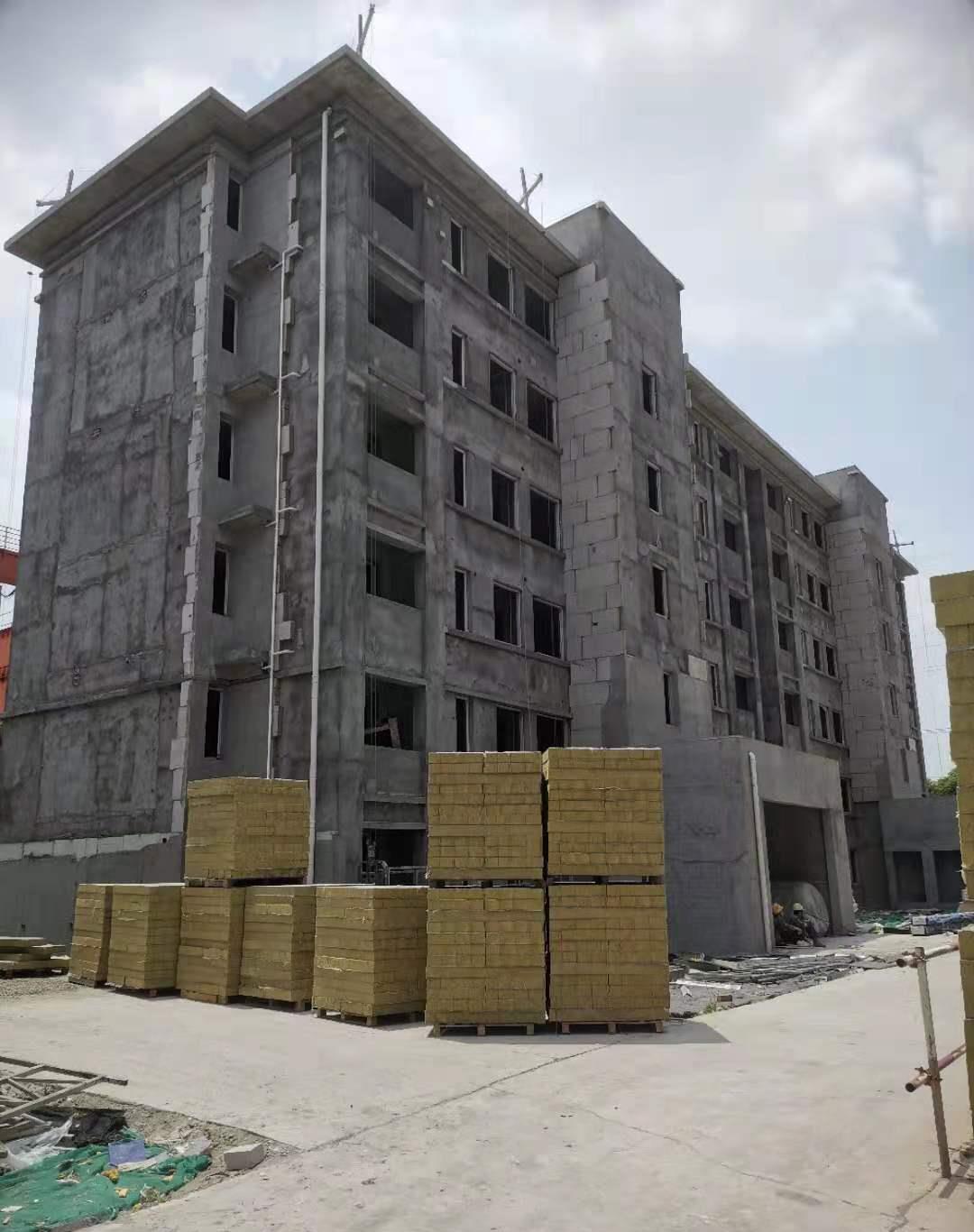 业主吐槽!全款买的房子延期交付半年,工地停工,只留下看门的