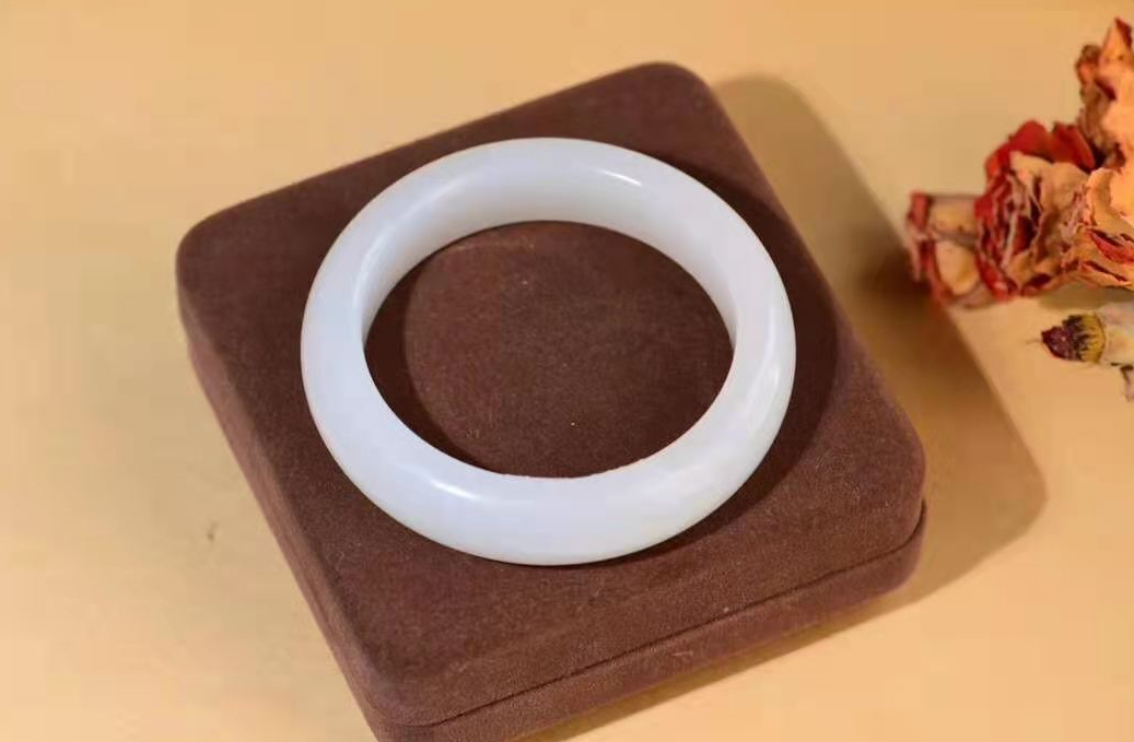 |白色的玉是什么玉？很多人以为是和田玉