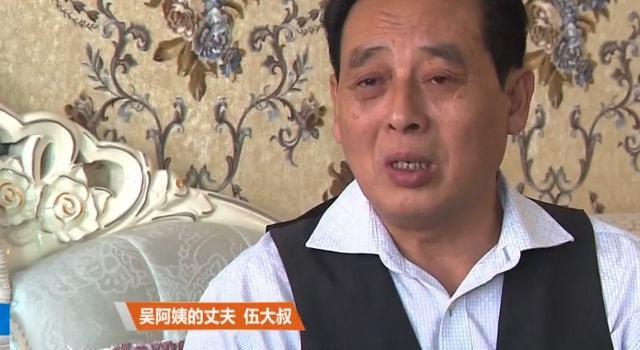 富商儿子2岁离奇失踪,32年后在山区找到,认亲会“跪食”父母恩