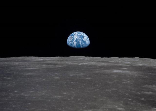 为什么航天员出舱时,周围的背景全是黑色的,难道没有星星吗?