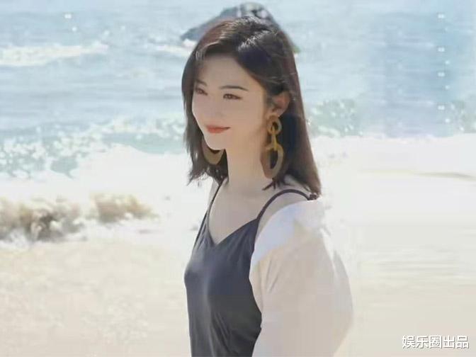 郭思琳|景甜凹造型能力被质疑,穿吊带裙在海边拍写真,被指“平平无奇”