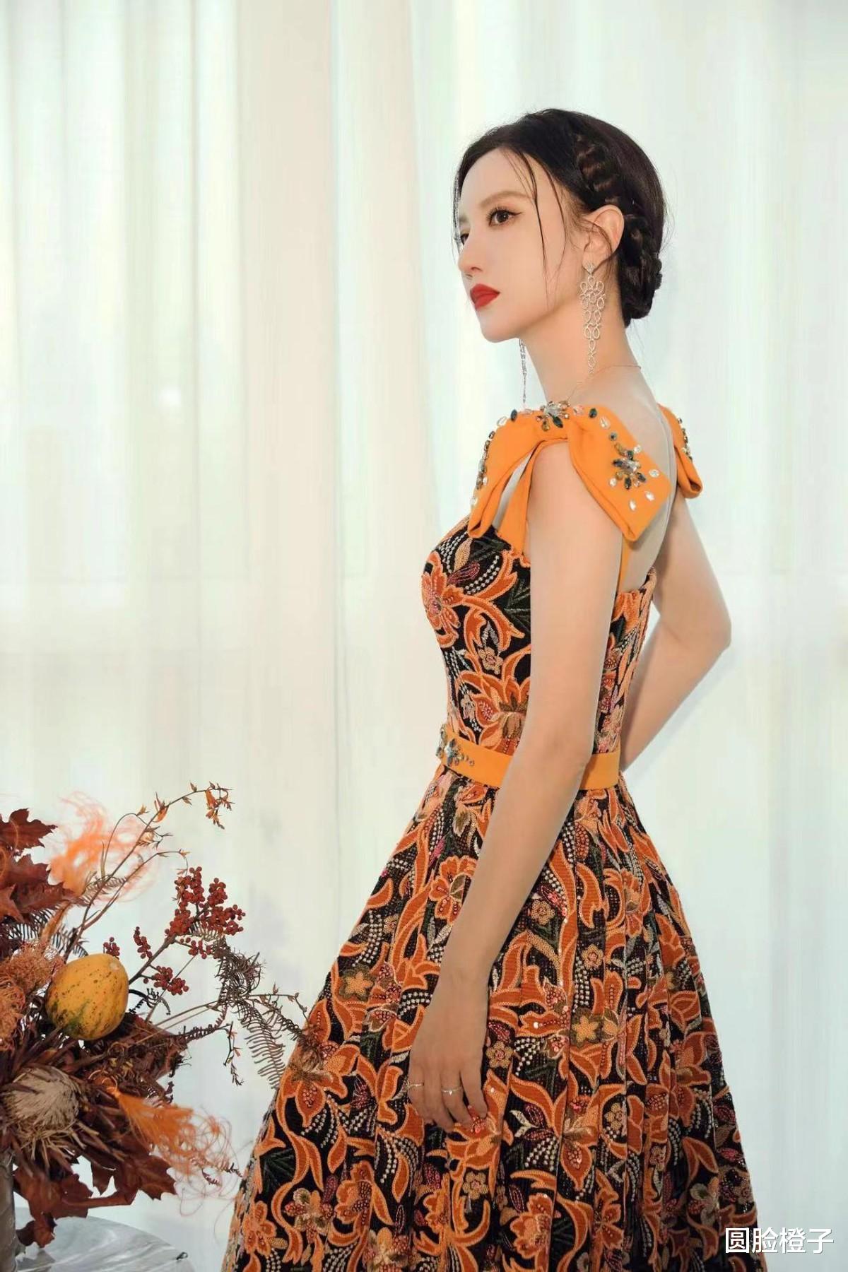 杨幂 张萌不愧是环球小姐,一袭橙色礼服华丽典雅,皮肤白到反光