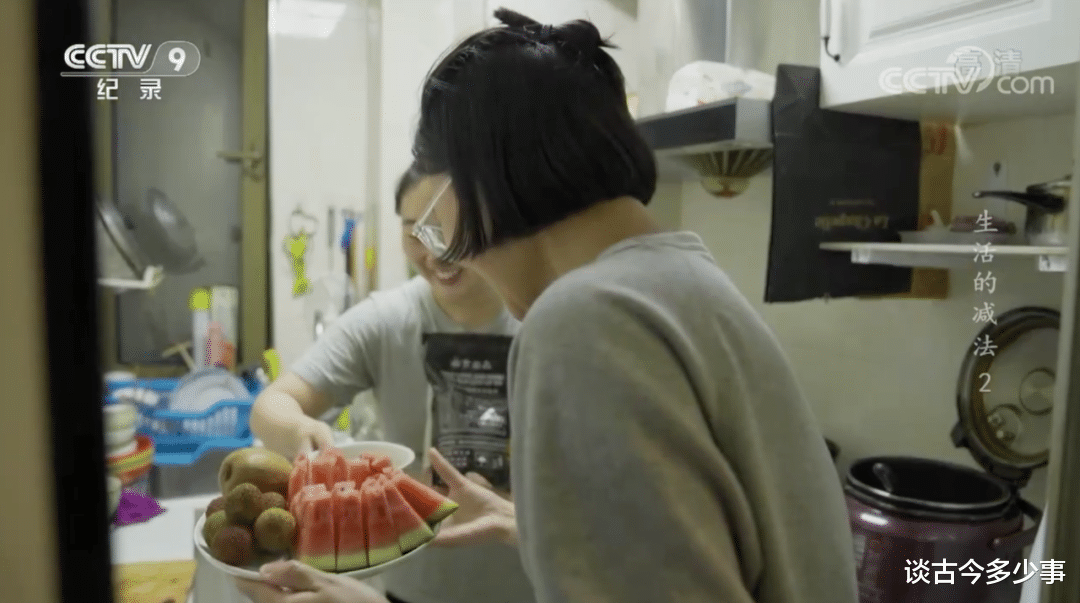 断舍离女孩出圈上央视,88㎡的家仅6件家具,常年坚持“不消费”