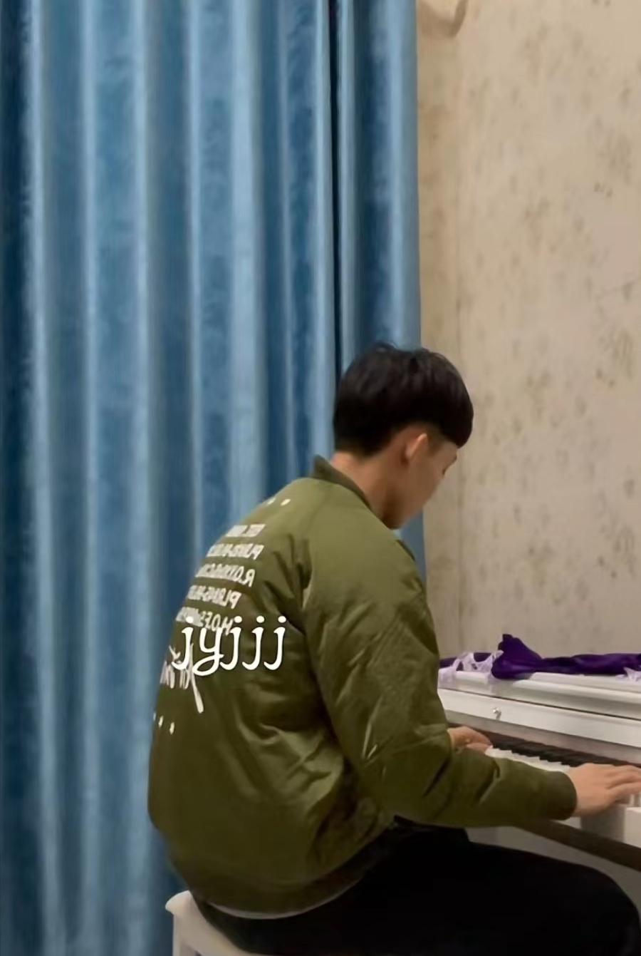 徐杰|22岁徐杰求婚!购买钻戒仪式感满满,女友身材出众,颇具夫妻相