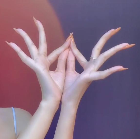 白骨精|玩手势舞圈粉489W的蜜加，正脸照曝光后，网友：可以叫你白骨精？