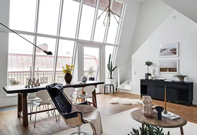 她家的顶层复式公寓,简洁有设计感,舒适温馨,一个人住太爽了