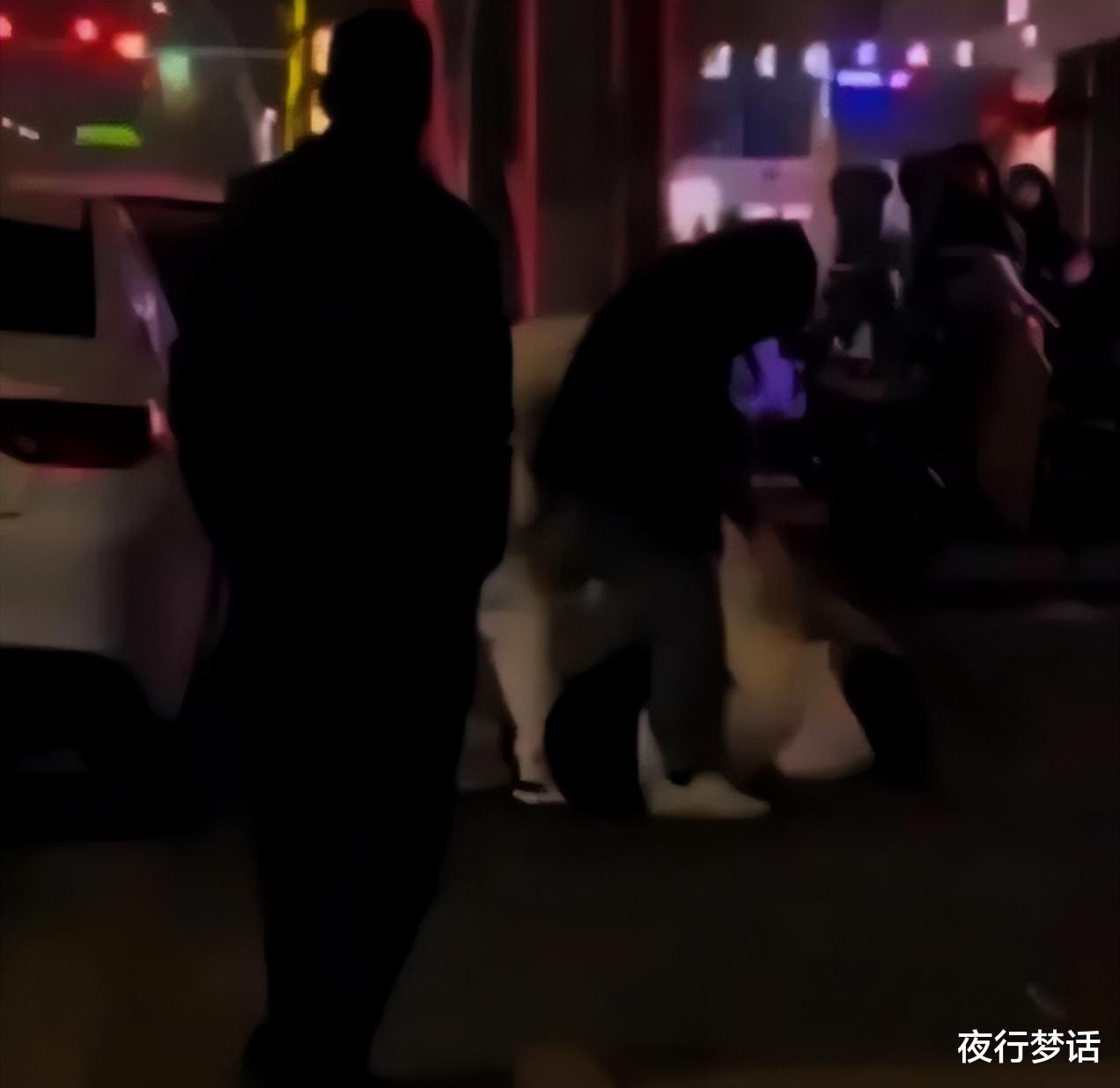 徐州一男子当街暴打妻儿:有些人,并不适合共度一生