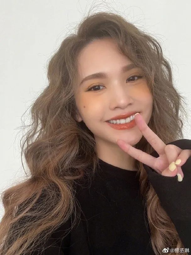 谋女郎|杨丞琳晒自拍照贺出道22年 邓紫棋大赞:干娘美丽