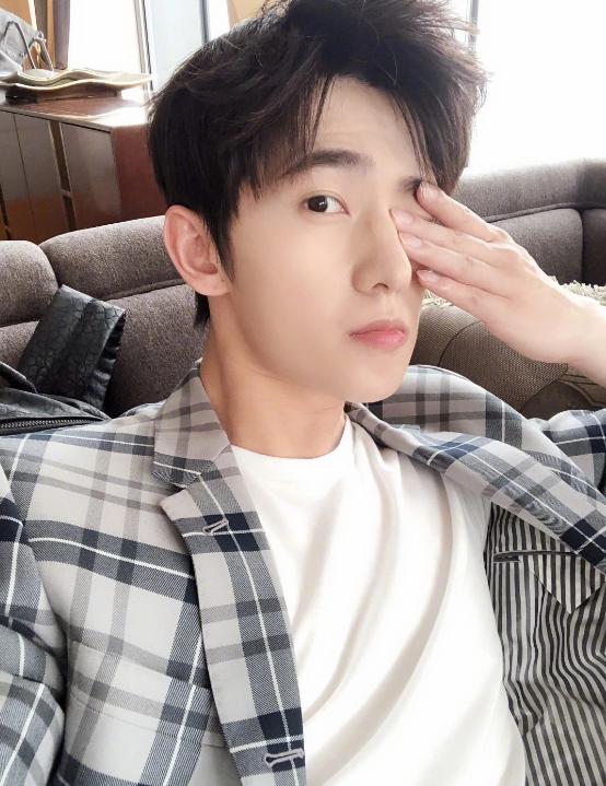 肖战|网传顾漫《骄阳似我》即将影视化,暂定肖战杨洋出演,网友:救命