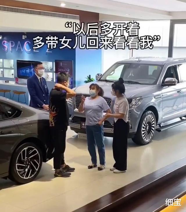 浙江一男子带岳母和女友买车,岳母提百万豪车引网友热议:太豪横