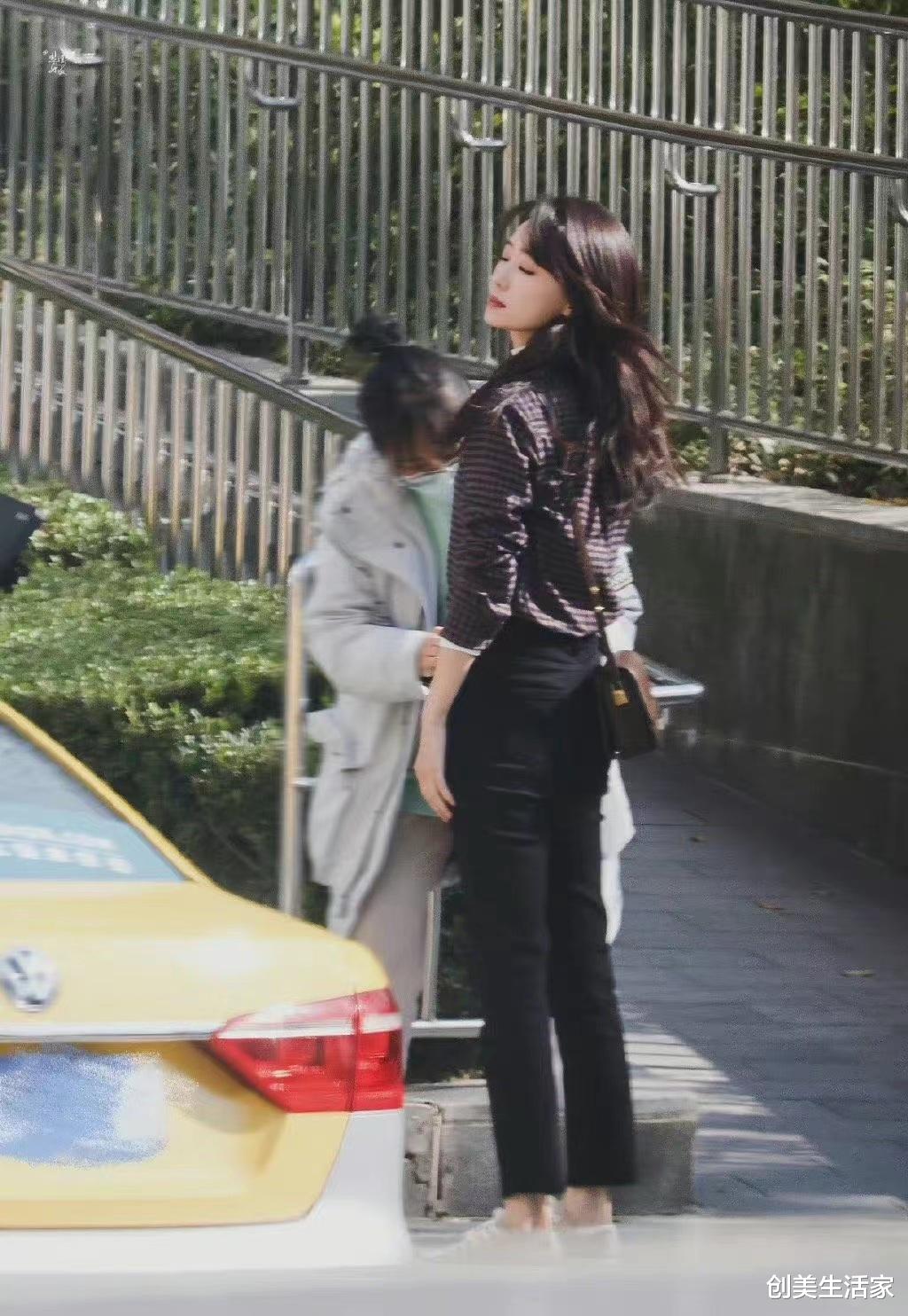 张小斐|张小斐复刻《交换人生》同款包,穿黑色羽绒服配长裤,自带高级感