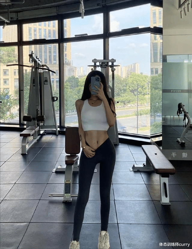 健身 19岁网红公开减肥秘诀,马甲线迷人,网友:我想跟她一起练