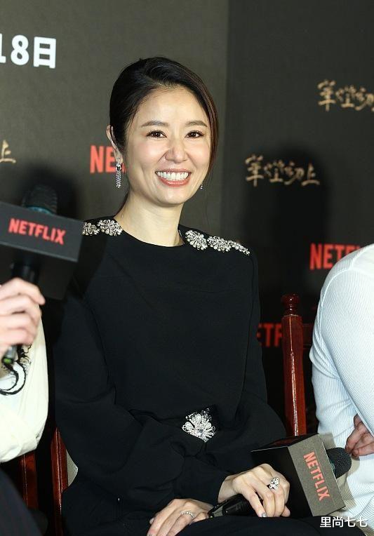 鞋子|林心如怎么也发腮了！生图曝光双层下巴太厚实，鞋子搭错太减分