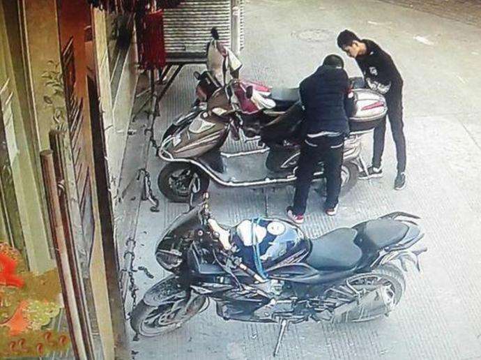 广西南宁，一男子电动车被偷，他追上小偷将其控制住，双方发生肢体接触
