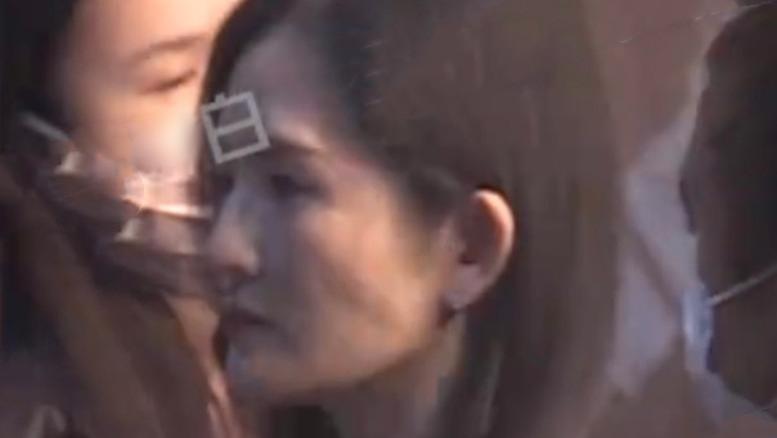 谢娜|41岁谢娜探班张杰，脸颊凹陷衰老明显，夫妻俩搂腰拍写真甜蜜对视