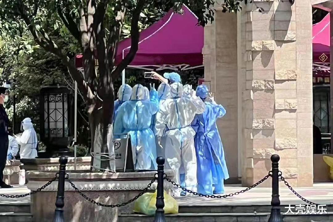 彭于晏|彭于晏炸带鱼上热搜，并与防疫人员合影留念，否认担任小区志愿者