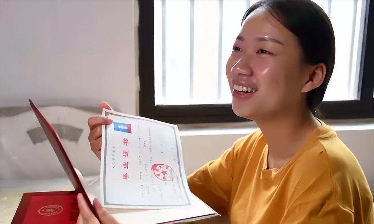 纪实95后女孩每晚抱着21岁弟弟睡觉,不敢找男朋友,一人撑起整个家