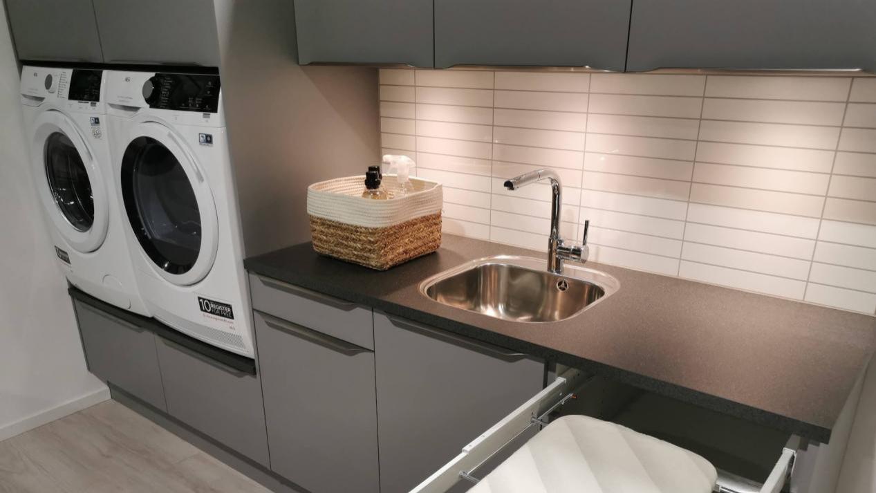 从没后悔，在洗衣机旁的缝隙装个可抽拉窄柜，收纳能力是真的强