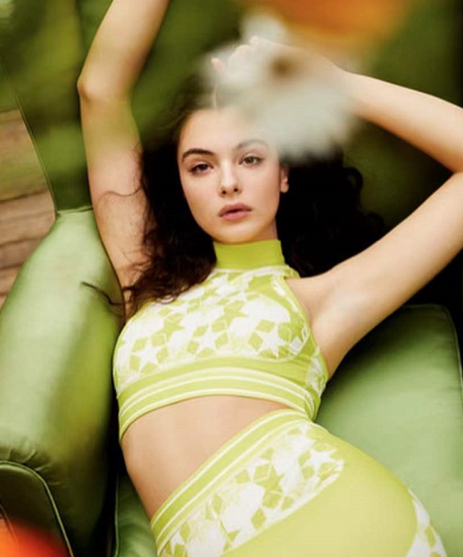 莫妮卡·贝鲁奇|莫妮卡·贝鲁奇17岁女儿时尚大片又纯又欲 和球花共享一张脸